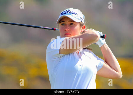 Troon Portland Campo da Golf, Ayrshire, Regno Unito. Il 22 aprile, 2016. 105 lady golfisti provenienti da tutto il mondo hanno preso parte alla Helen Holm golf championship concorrenza inizialmente su Troon Portland Campo da Golf, Ayrshire. Dopo 2 giri la top 66 si qualifica per il round finale su Royal Troon GC di domenica e come un campionato di qualificazione, assegnati i punti verranno conteggiati per la 'Curtis Cup' la selezione del team Credit: Findlay/Alamy Live News Foto Stock