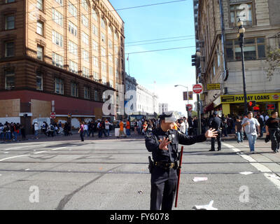 SAN FRANCISCO, CA - 3 novembre: SFPD poliziotti tiene le mani in onda sulla folla su un mercato chiuso Street e Seventh Street per aiutare a mantenere l'ordine con un bus ed edifici nella zona dopo i giganti della serie Mondiale Parade nov. 3, 2010 San Francisco, CA. Foto Stock