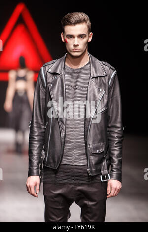 Expo Lodz, a Lodz, Polonia, 22 Aprile, 2016. Fashionphilosophy Fashion Week Poland, Modelli a piedi la passerella indossando raccolta da MILOV a designer Avenue durante la XIV edizione della Settimana della moda in Polonia 2016 , Credito: Tomasz Zasinski / Alamy Live News Foto Stock