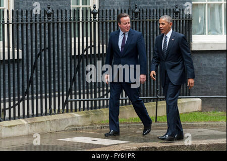 Londra, Regno Unito. Il 22 aprile 2016. Barack Obama presidente degli Stati Uniti, è accolto da David Cameron, Primo Ministro, in Downing Street durante la sua tre giorni di visita di Stato nel Regno Unito. Credito: Stephen Chung/Alamy Live News Foto Stock