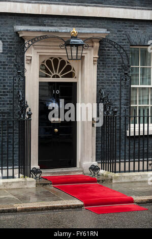 Londra, Regno Unito. Il 22 aprile 2016. Il tappeto rosso è prevista nella parte anteriore del numero 10 come Barack Obama presidente degli Stati Uniti, visite David Cameron, Primo Ministro, in Downing Street durante la sua tre giorni di visita di Stato nel Regno Unito. Credito: Stephen Chung/Alamy Live News Foto Stock