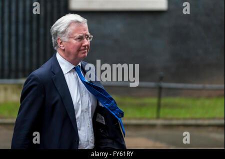 Londra, Regno Unito. Il 22 aprile 2016. Michael Fallon, Segretario di Stato per la difesa, uscite numero 10 come Barack Obama presidente degli Stati Uniti, visite David Cameron, Primo Ministro, in Downing Street durante la sua tre giorni di visita di Stato nel Regno Unito. Credito: Stephen Chung/Alamy Live News Foto Stock