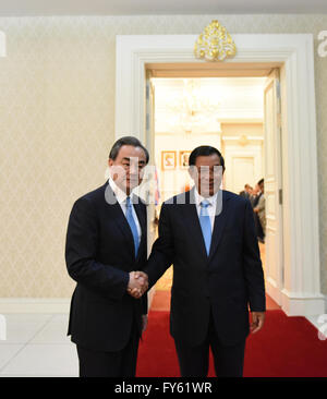 Phnom Penh Cambogia. 22 apr, 2016. Cambogia il Primo Ministro Hun Sen (R), si incontra con il Ministro degli Affari Esteri cinese Wang Yi in Phnom Penh Cambogia, 22 aprile 2016. © Xue Lei/Xinhua/Alamy Live News Foto Stock