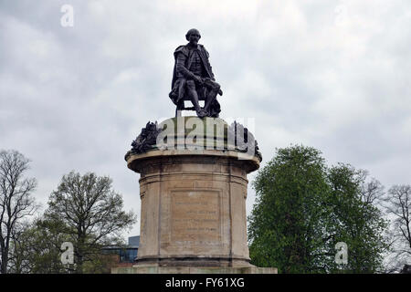 Stratford-upon-Avon, Regno Unito. 22 Aprile, 2016. La statua di William Shakespeare vicino al teatro di RSC a Stratford-upon-Avon, come la città si prepara per domani quattrocentesimo anniversario della morte del 'Bard di Avon' Credit: Andrew Lockie/Alamy Live News Foto Stock