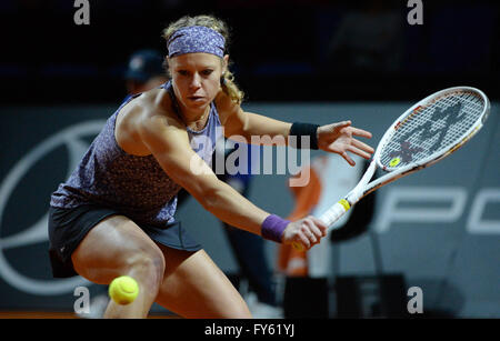 Stuttgart, Germania. 22 apr, 2016. Laura Siegemund dalla Germania in azione contro Vinci dall Italia durante i quarti di finale del torneo WTA di Stoccarda, Germania, 22 aprile 2016. Foto: MARIJAN MURAT/dpa/Alamy Live News Foto Stock