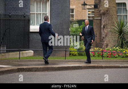 A Downing Street, Londra, Regno Unito. Il 22 aprile 2016. Il PM David Cameron ci accoglie il Presidente Barack Obama a Downing Street, il Presidente degli Stati Uniti che arrivano dal Castello di Windsor dopo pranzo privato con la regina per festeggiare il suo novantesimo compleanno. Credito: Malcolm Park editoriale/Alamy Live News. Foto Stock