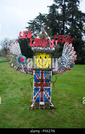 Windsor, Regno Unito. Il 22 aprile, 2016. Un mistero la scultura è apparso su una rotatoria in Windsor. La corona Station Wagon che hanno gestito la rotonda non hanno alcuna idea di chi ha fatto la scultura. Credito: Andrew Spiers/Alamy Live News Foto Stock