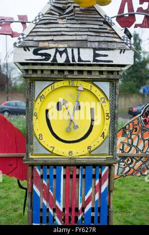 Windsor, Regno Unito. Il 22 aprile, 2016. Un mistero la scultura è apparso su una rotatoria in Windsor. La corona Station Wagon che hanno gestito la rotonda non hanno alcuna idea di chi ha fatto la scultura. Credito: Andrew Spiers/Alamy Live News Foto Stock