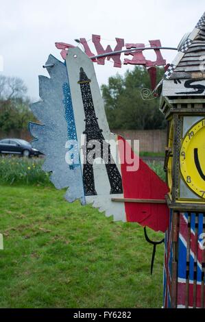 Windsor, Regno Unito. Il 22 aprile, 2016. Un mistero la scultura è apparso su una rotatoria in Windsor. La corona Station Wagon che hanno gestito la rotonda non hanno alcuna idea di chi ha fatto la scultura. Credito: Andrew Spiers/Alamy Live News Foto Stock