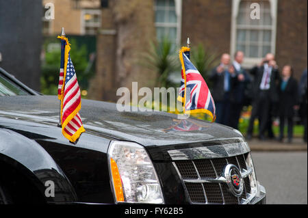 A Downing Street, Londra, Regno Unito. Il 22 aprile 2016. Il PM David Cameron ci accoglie il Presidente Barack Obama a Downing Street, il Presidential membro auto, la Bestia, parcheggiato a Downing Street durante la visita. Credito: Malcolm Park editoriale/Alamy Live News. Foto Stock