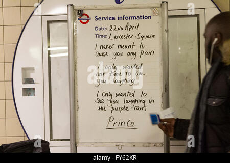 Omaggio a una stazione della metropolitana di Londra al cantante e cantautore principe con testi formano la sua canzone "Purple Rain' Credit: amer ghazzal/Alamy Live News Foto Stock