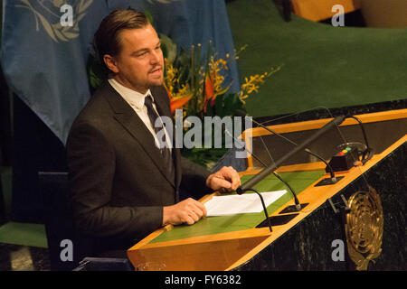 New York, Stati Uniti d'America. Il 22 aprile 2016. Leonardo DiCaprio, attore e ONU messaggero di pace, parla alla cerimonia di firma del trattato. I capi di Stato e di governo di più di 170 paesi hanno firmato a Parigi un accordo sul clima sulla Terra giorno presso la sede delle Nazioni Unite. Credito: M. Stan Reaves/Alamy Live News Foto Stock