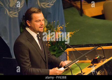 New York, Stati Uniti d'America. Il 22 aprile 2016. Leonardo DiCaprio, attore e ONU messaggero di pace, parla alla cerimonia di firma del trattato. I capi di Stato e di governo di più di 170 paesi hanno firmato a Parigi un accordo sul clima sulla Terra giorno presso la sede delle Nazioni Unite. Credito: M. Stan Reaves/Alamy Live News Foto Stock