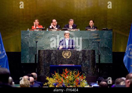 New York, Stati Uniti d'America. 22 apr, 2016. Stati Uniti Il segretario di Stato John Kerry affronta i delegati al COP21 Accordo sui Cambiamenti Climatici firma durante l Assemblea Generale delle Nazioni Unite Hall Aprile 22, 2016 in New York City. Credito: Planetpix/Alamy Live News Foto Stock