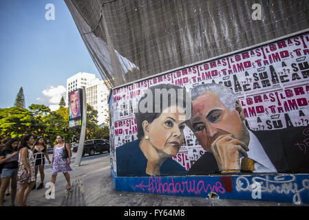 Aprile 22, 2016 - SÃƒO PAULO, SP, Brasile 22.04.2016- ROUSSEFF: persone a piedi nei pressi di un murale raffigurante il presidente brasiliano Dilma Rousseff (L) e Vice Presidente Michel Temer a Paulista Avenue in Sao Paulo, Brasile il 22 aprile 2016. Il Brasile va alla profonda crisi politica dopo i legislatori di impeachment autorizzato il procedimento contro il Presidente Dilma Rousseff, innescando sostiene che la democrazia è in pericolo in America Latina più grande del paese. © Cris Faga/ZUMA filo/Alamy Live News Foto Stock