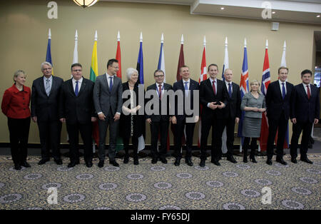 (160423) -- JURMALA, Aprile 23, 2016 (Xinhua) -- (Fromn L a R) ministro degli Affari esteri svedese Margot Wallstrom, Polonia Il Ministro degli Esteri di Witold Waszczykowski, della Lituania del ministro degli Affari Esteri Linas Linkevicius, ministro degli Affari Esteri ungherese Peter Szijjarto, in Estonia il Ministro degli Affari Esteri Marina Kaljurand, Ministro degli esteri ceco Lubomir Zaoralek, Lettonia Ministro degli Esteri Rinkevics Edgars, Ministro degli esteri danese Kristian Jensen, Finlandia il ministero degli Affari Esteri il Segretario di Stato Samuli Virtanen, isola il Ministro degli Esteri di Lilja Alfredsdottir, norvegese il Ministro degli Esteri di Borge Brende e la Slovacchia Il Ministro degli Esteri di Miro Foto Stock