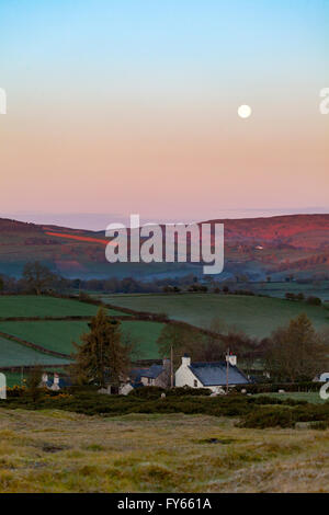 Flintshire, Galles del Nord, Regno Unito Meteo- aria artico spinge a sud oltre il Regno Unito lasciando il gelo durante la notte come sorge il sole e la luna tramonta sopra le colline Clwydian su quello che potrebbe essere un bel giorno, Flintshire, Galles del Nord, Regno Unito. Foto Stock