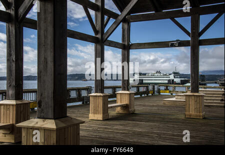 Port Townsend, Washington, Stati Uniti d'America. 24 Mar, 2016. Port Townsend dispone di moli pubblici che i visitatori possono utilizzare per visualizzare la sua pittoresca baia. Stato di Washington Traghetti Viaggiare tra Keystone (7 miglia da Coupeville) sulla Whidbey Island a downtown Port Townsend e tornare ogni giorno. © Bruce Camere/ZUMA filo/Alamy Live News Foto Stock