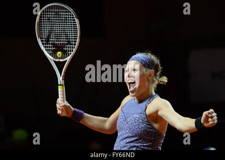 Stuttgart, Germania. 22 apr, 2016. Laura Siegemund di Germania celebra dopo aver vinto contro Vinci di Italia nei quarti di finale al WTA-torneo di tennis a Stoccarda, Germania, 22 aprile 2016. Foto: Marijan Murat/dpa/Alamy Live News Foto Stock