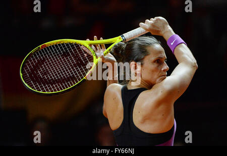 Stuttgart, Germania. 22 apr, 2016. Roberta Vinci di Italia in azione contro Siegemund della Germania durante i quarti di finale del WTA-torneo di tennis a Stoccarda, Germania, 22 aprile 2016. Foto: Marijan Murat/dpa/Alamy Live News Foto Stock