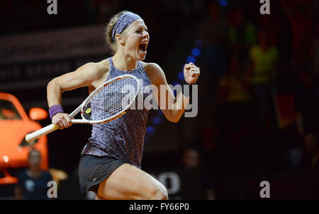 Stuttgart, Germania. 22 apr, 2016. Laura Siegemund di Germania celebra dopo aver vinto contro Vinci di Italia nei quarti di finale al WTA-torneo di tennis a Stoccarda, Germania, 22 aprile 2016. Foto: Marijan Murat/dpa/Alamy Live News Foto Stock