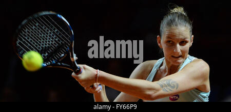 Stuttgart, Germania. 22 apr, 2016. Karolina Pliskova della Repubblica ceca in azione contro Radwanska di Polonia durante i quarti di finale del WTA-torneo di tennis a Stoccarda, Germania, 22 aprile 2016. Foto: Marijan Murat/dpa/Alamy Live News Foto Stock