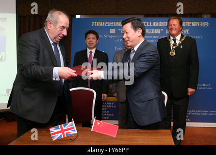 Stratford-upon-Avon, Regno Unito. 22 apr, 2016. Zhang Hongxing (R), il sindaco della città di Fuzhou e il sig. Chris Saint, il leader di Stratford on Avon District Consiglio firma l'accordo sulla creazione di città sorella relazioni tra città di Fuzhou e Stratford on Avon governo distrettuale durante il simposio congiuntamente a commemorare il quattrocentesimo anniversario di William Shakespeare e di tang Xianzu e Fuzhou Settimana Culturale Cerimonia di Apertura in Stratford-upon-Avon, in Inghilterra il 22 aprile 2016. Credito: Xinhua/Alamy Live News Foto Stock