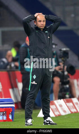 Amburgo, Germania. 22 apr, 2016. Brema allenatore Viktor Skripnik reagisce durante la Bundesliga soccer match Hamburger SV vs Werder Brema ad Amburgo, Germania, 22 aprile 2016. Foto: Christian Charisius/dpa/Alamy Live News Foto Stock