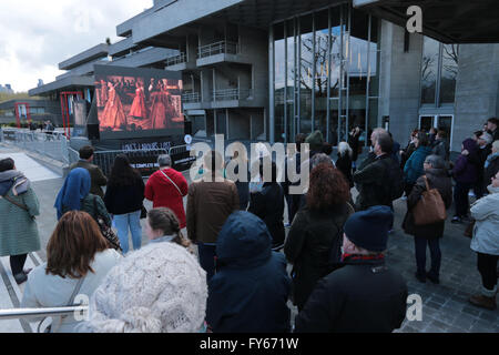 Londra, Regno Unito. 23 apr, 2016. Trenta sette schermi televisivi, uno per ciascuno di William Shakespeare linea riproduce il South Bank di Londra, che mostra una serie di servizi appositamente realizzati cortometraggi.per contrassegnare il bardo il quattrocentesimo anniversario della sua morte. Credito: Paolo Quezada-Neiman/Alamy Live News Foto Stock