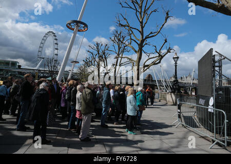 Londra, Regno Unito. 23 apr, 2016. Trenta sette schermi televisivi, uno per ciascuno di William Shakespeare linea riproduce il South Bank di Londra, che mostra una serie di servizi appositamente realizzati cortometraggi.per contrassegnare il bardo il quattrocentesimo anniversario della sua morte. Credito: Paolo Quezada-Neiman/Alamy Live News Foto Stock