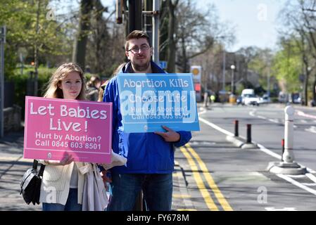 Fallowfield Manchester REGNO UNITO 23 aprile 2016 Movimento per la vita sostenitori tenere un silenzioso anti-aborto protestare su Wilmslow Road, vicino a un aborto clinica. I sostenitori credono che tutta la vita dal concepimento fino alla morte naturale, deve essere protetto. Credito: Giovanni friggitrice/Alamy Live News Foto Stock