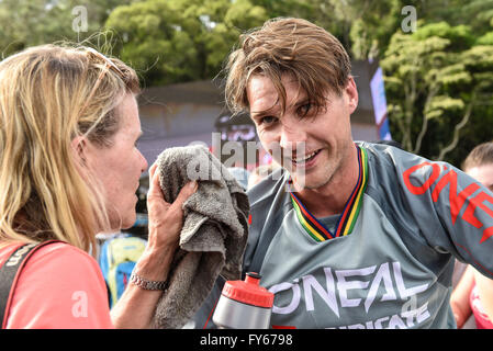 Cairns, Australia. 23 apr, 2016. UCI Mountain Bike World Cup. Mens gara in discesa. Greg Minnaar dal Sud Africa ha un dura giornata di equitazione per la Santa Cruz Syndicate. Credito: Azione Sport Plus/Alamy Live News Foto Stock