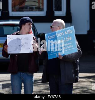 Fallowfield Manchester REGNO UNITO 23 aprile 2016 Tommy Gill discute la sua posizione con un residente locale, come Movimento per la vita sostenitori tenere un silenzioso anti-aborto protestare su Wilmslow Road, vicino a un aborto clinica. I sostenitori credono che tutta la vita dal concepimento fino alla morte naturale, deve essere protetto. Credito: Giovanni friggitrice/Alamy Live News Foto Stock