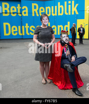 Berlino, Germania. 23 apr, 2016. Membri della FDP organizzazione giovanile "Giovani liberali" indossando maschere del Cancelliere Merkel (l) e il Presidente turco Erdogan al federale conferenza di partito del Partito Democratico Libero (FDP) di Berlino, Germania, 23 aprile 2016. Essi pubblicizzare la conferenza di partito proposta per la soppressione del paragrafo 103. Circa 660 delegati discutere di argomenti come la digitalizzazione della società durante la 67esima conferenza di partito dei Liberi Democratici con il motto " Beta Republik Deutschland". Foto: BERND VON JUTRCZENKA/dpa/Alamy Live News Foto Stock