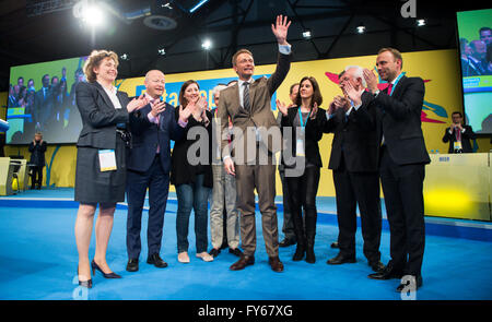 Berlino, Germania. 23 apr, 2016. Christian Lindner, Presidente federale della FDP Partito, circondato dai membri del comitato del partito dopo il suo discorso al federale conferenza di partito del Partito Democratico Libero (FDP) di Berlino, Germania, 23 aprile 2016. Circa 660 delegati discutere di argomenti come la digitalizzazione della società durante la 67esima conferenza di partito dei Liberi Democratici con il motto " Beta Republik Deutschland". Foto: BERND VON JUTRCZENKA/dpa/Alamy Live News Foto Stock