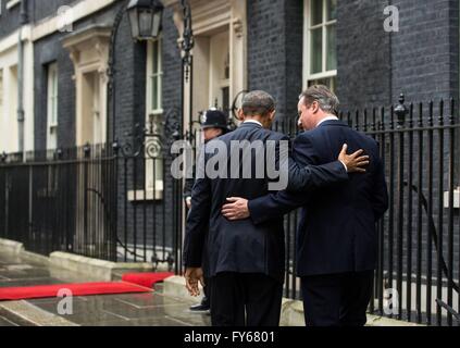 Londra, Regno Unito. 22 apr, 2016. Il Presidente degli Stati Uniti Barack Obama cammina il braccio e il braccio con il Primo Ministro britannico David Cameron al di fuori del numero 10 di Downing Street 22 aprile 2016 a Londra, Regno Unito. Credito: Planetpix/Alamy Live News Foto Stock