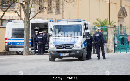 Hannover, Germania. 23 apr, 2016. Poliziotti di proteggere la zona di sicurezza intorno al castello di Herrenhausen ad Hannover, Germania, 23 aprile 2016. Di tutto il mondo più grande fiera industriale a Hannover Messe sarà aperto il 24 aprile dal US-Presidente Obama. Quest'anno la collaborazione paese della fiera sono gli Stati Uniti d'America. Foto: JULIAN STRATENSCHULTE/dpa/Alamy Live News Foto Stock