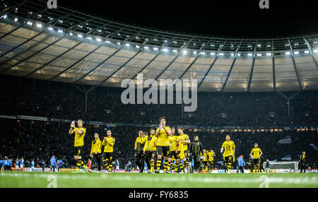 Berlino, Germania. Xx Apr, 2016. Dortmund i giocatori di applaudire i tifosi dopo la DFB Cup semifinale partita di calcio Hertha BSC vs Borussia Dortmund a Berlino, Germania, 20 aprile 2016. Foto: Thomas Eisenhuth/dpa - nessun filo SERVICE -/dpa/Alamy Live News Foto Stock