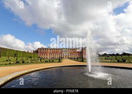 Il Palazzo di Hampton Court, Londra, Regno Unito. Il 23 aprile 2016. Il splendidamente progettato privvy giardino e la facciata sud del Palazzo di Hampton Court. Dopo una campagna online dai residenti locali per trattenere il libero accesso al palazzo dei giardini formali, HRP a Hampton Court ha gentilmente accettato di consentire il libero accesso tra 9 e 10am ogni giorno. In modo che alzarsi presto e godetevi una passeggiata, e essere re o regina del giardino per un'ora. Mi è stata la sola persona c diverso da due groundsmen! Foto Stock