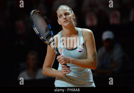 Stuttgart, Germania. 22 apr, 2016. Karolina Pliskova dalla Repubblica ceca in azione contro Radwanska dalla Polonia durante i quarti di finale al torneo WTA di Stoccarda, Germania, 22 aprile 2016. Foto: MARIJAN MURAT/dpa/Alamy Live News Foto Stock