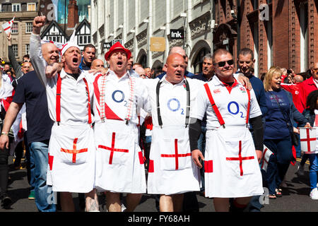 Piazza del Mercato Vecchio, Nottingham, Regno Unito Il 23 aprile 2016. La folla presso il St George's parata del giorno e la celebrazione in Nottingham la vecchia piazza del mercato. St George è il santo patrono dell'Inghilterra e St George's Day, che si celebra il 23 aprile, è tradizionalmente accettata come data di Saint George's morte nel 303 d.c. Credito: Mark Richardson/Alamy Live News Foto Stock