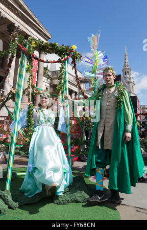 Londra, Regno Unito. Il 23 aprile 2016. Animatori per bambini a San Giorgio il giorno celebrazioni in Trafalgar Square. Credito: Immagini vibranti/Alamy Live News Foto Stock