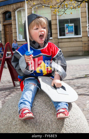 St George's nella giornata di sabato, 23 aprile. Blackburn Lancashire, Regno Unito 'qui essere draghi' evento in The Mall, Blackburn mercato e sui motivi della Cattedrale, ha invitato i visitatori a seguire il sentiero draghi con live street performance teatrali e musicali di dimensioni umane puppet attori provenienti da diversi acclamato internazionalmente produzioni teatrali utilizzando incredibile marchingegni meccanici. Blackburn BID (miglioramento del Business District) è il supporto di una vasta gamma di simili avvenimenti di grande rilievo in Blackburn Centro città nel 2016. Credito: Cernan Elias/Alamy Live News Foto Stock