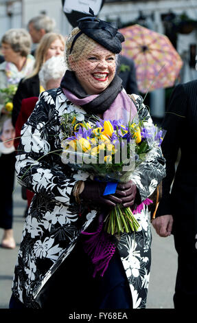 Stratford-upon-Avon, Warwickshire, Regno Unito. 23 apr, 2016. Per commemorare il compleanno e il quattrocentesimo anniversario della morte di William Shakespeare, un grande corteo sfila intorno al centro di Stratford-upon-Avon. Credito: Colin Underhill/Alamy Live News Foto Stock