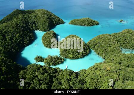 Vista aerea delle acque turchesi della Via Lattea laguna in Palau, Micronesia. Foto Stock