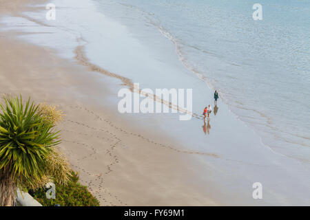 Paio di camminare sulla spiaggia lasciando tracce nella sabbia. Presa da sopra guardando verso il basso. Foto Stock