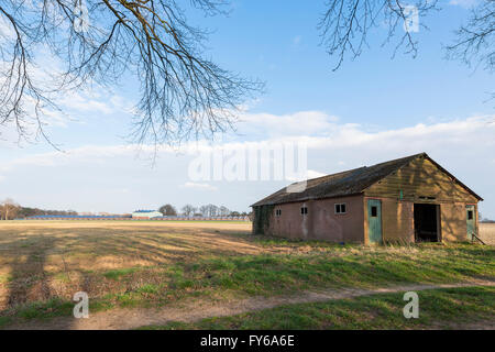 Stalla moderna con collettori solari e vecchio fienile Foto Stock