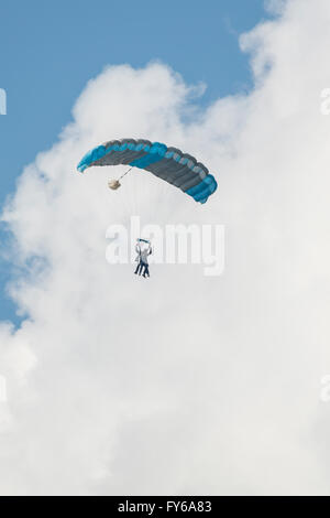 I paracadutisti in un doppio salto ad un paracadute Foto Stock