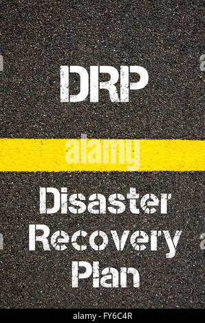 Concetto di immagine del Business acronimo DRP Piano di Disaster Recovery scritto oltre la segnaletica stradale vernice gialla linea Foto Stock