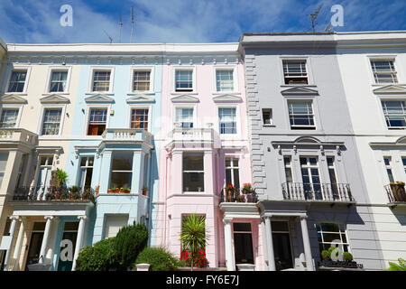 Colorate case inglesi di facciate in Londra, cielo blu in una giornata di sole Foto Stock